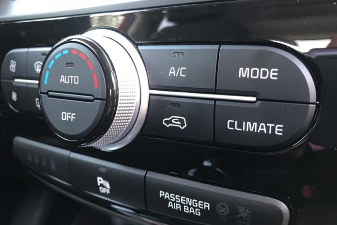 ¿Se debe arrancar el coche con el aire acondicionado puesto?