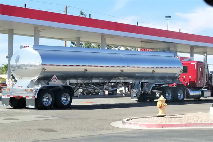 ¿Puede ser perjudicial repostar el coche mientras un camión cisterna está rellenando los depósitos de la gasolinera?