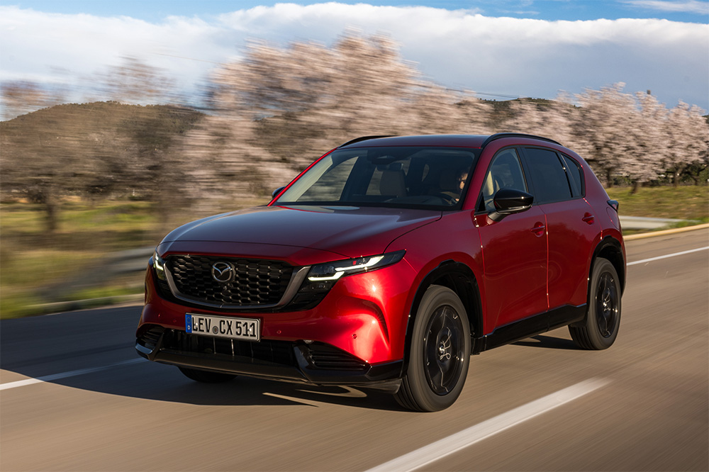 Mazda sigue apostando por motores micro híbridos, de gran cilindrada y sin turbo.
